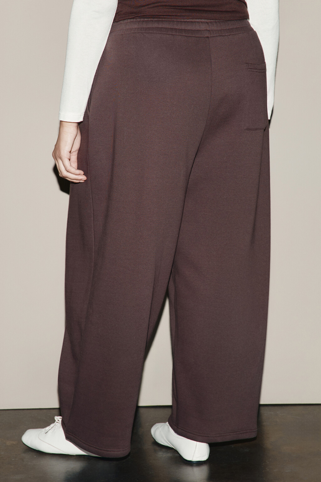 Брюки широкие из футера с защипами - цвет коричневый - 3