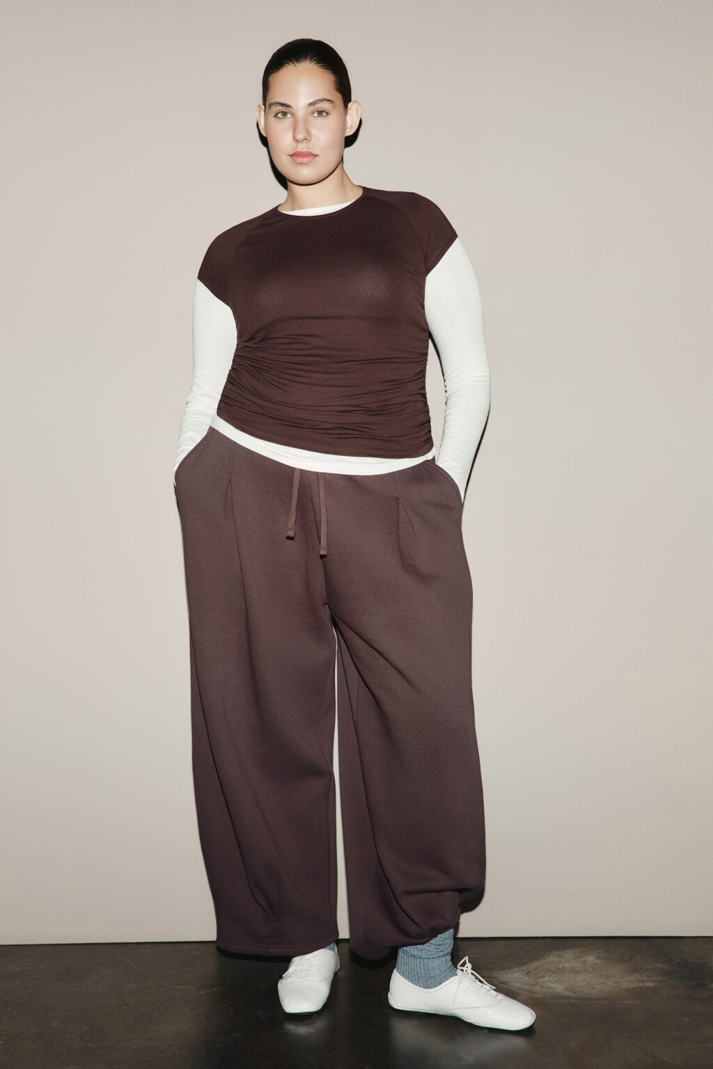 Брюки широкие из футера с защипами - цвет коричневый - 4