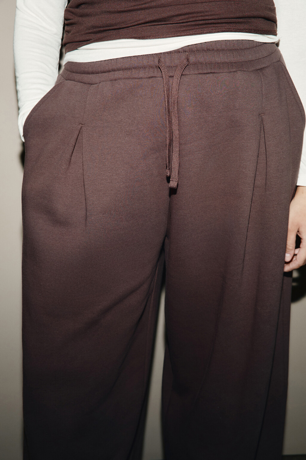 Брюки широкие из футера с защипами - цвет коричневый - 5