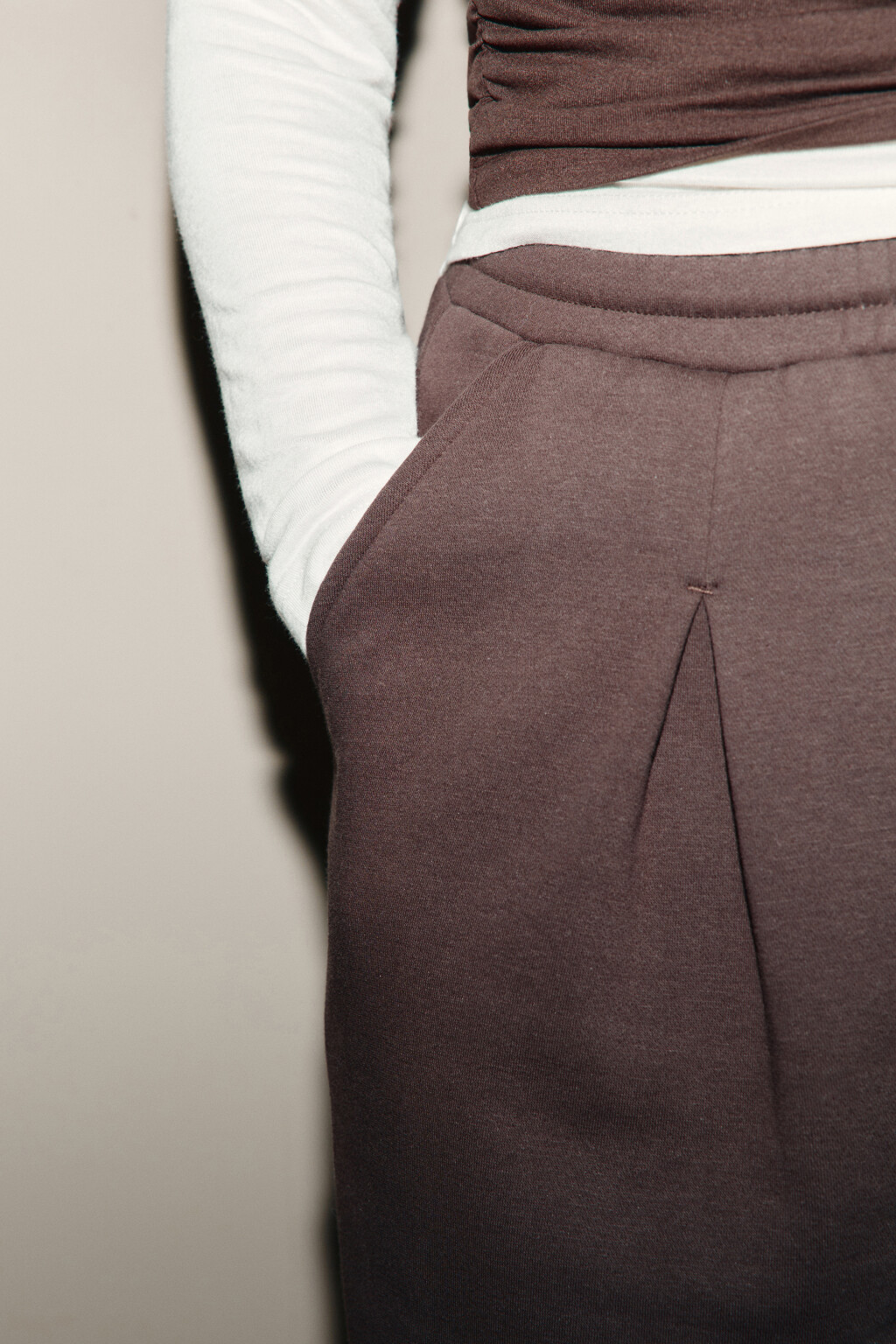 Брюки широкие из футера с защипами - цвет коричневый - 6