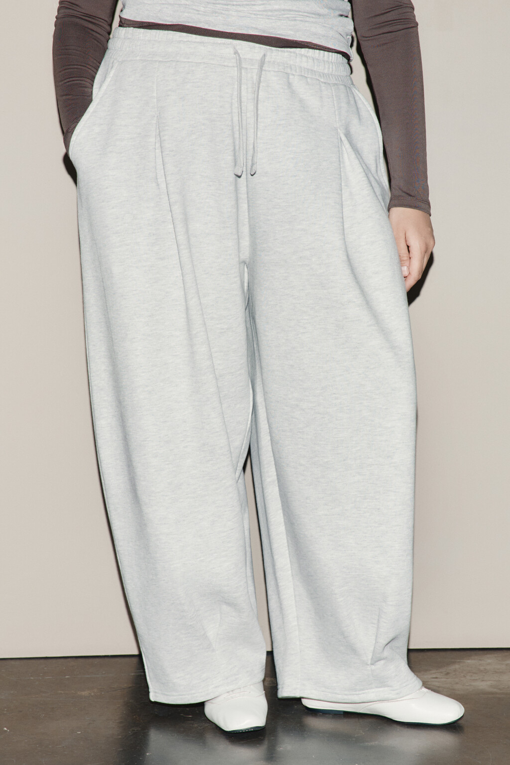 Брюки широкие из футера с защипами - цвет серый - 3