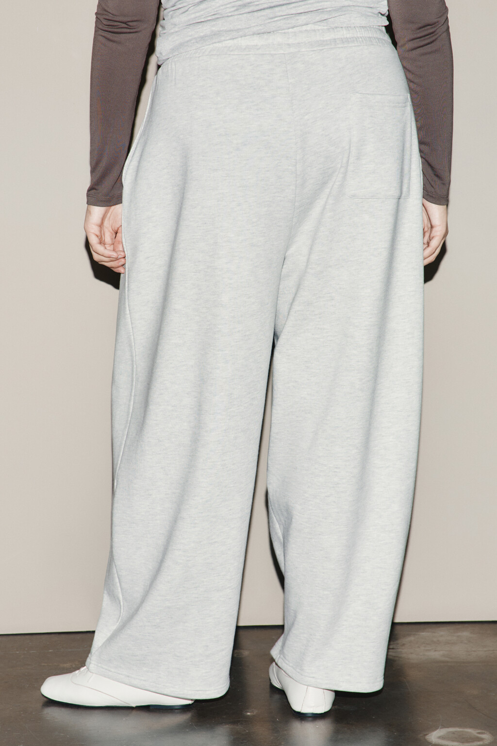Брюки широкие из футера с защипами - цвет серый - 4