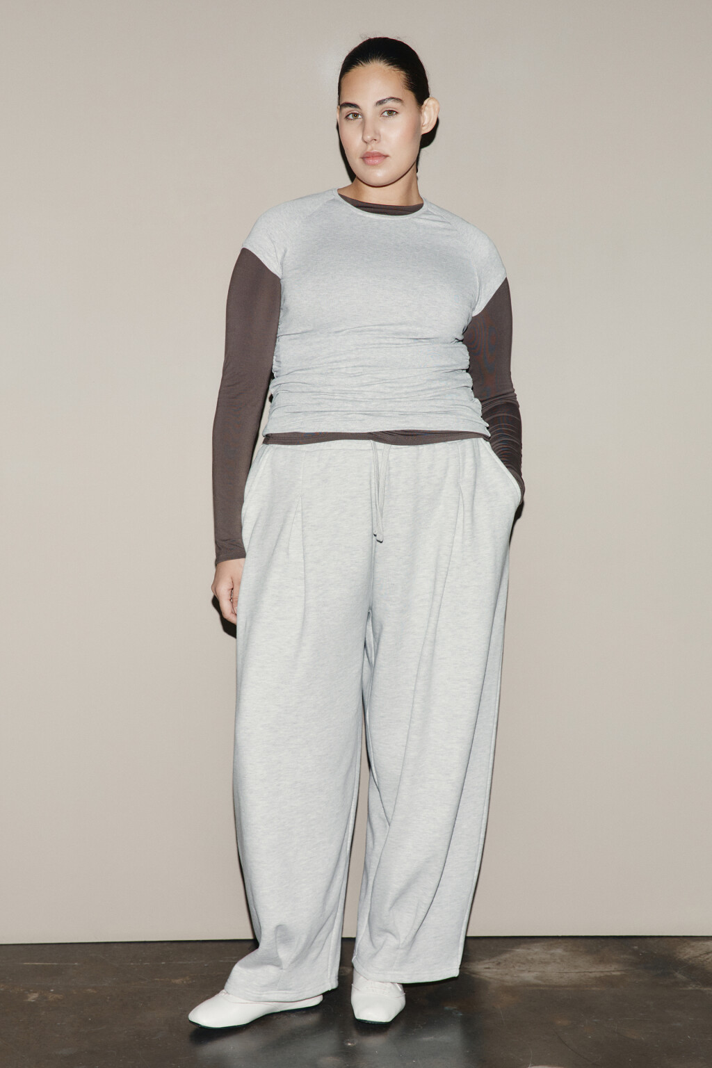 Брюки широкие из футера с защипами - цвет серый - 5