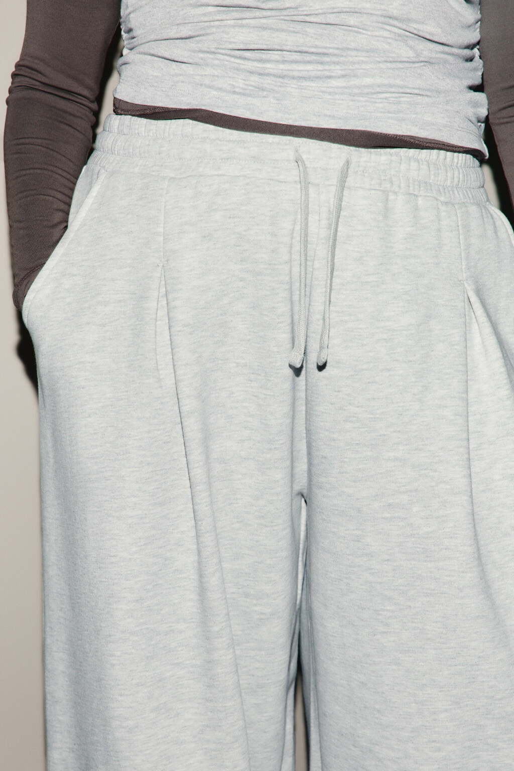 Брюки широкие из футера с защипами - цвет серый - 6