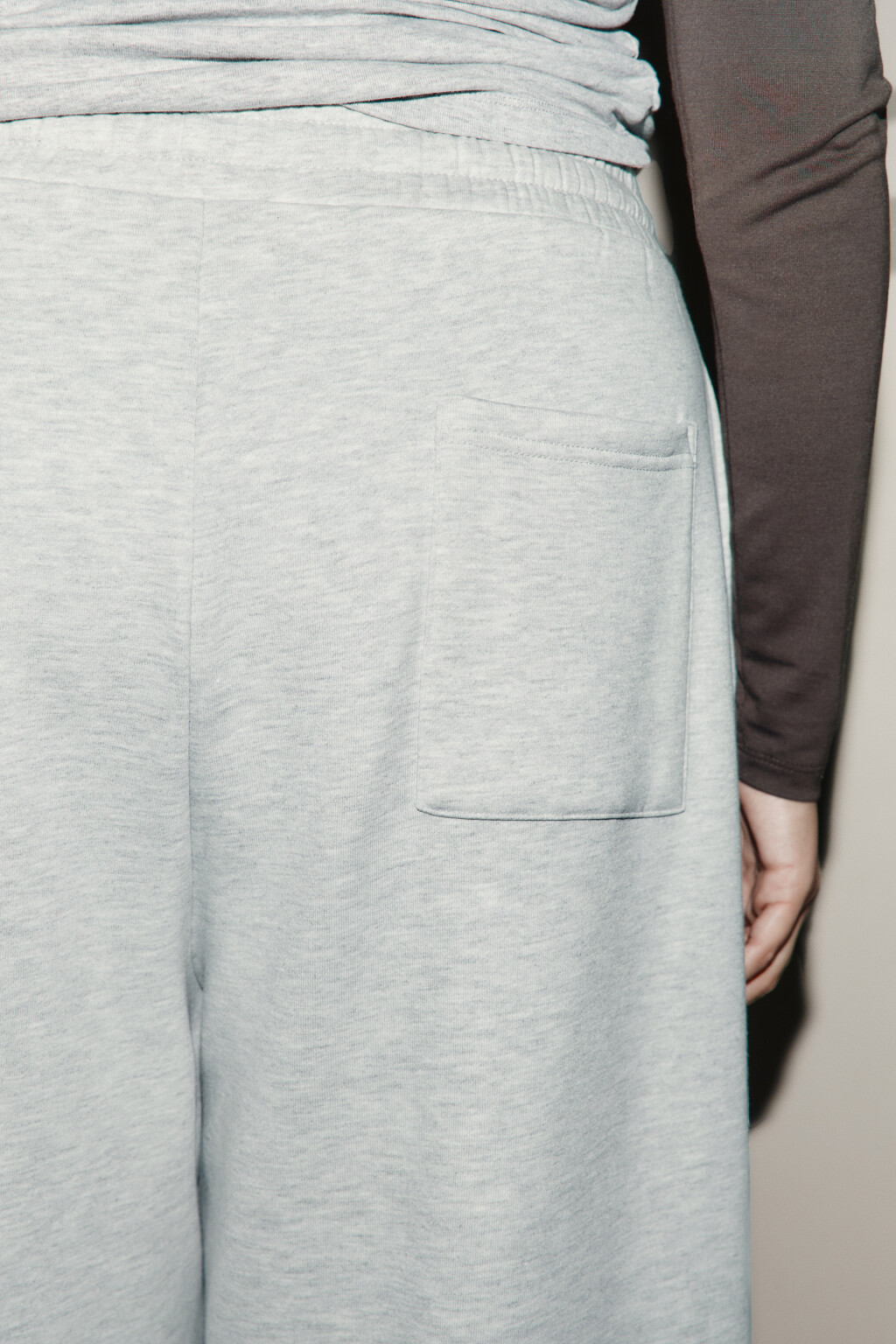 Брюки широкие из футера с защипами - цвет серый - 7