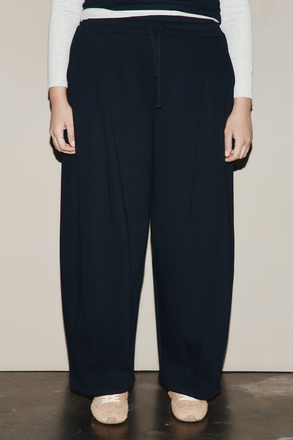 Брюки широкие из футера с защипами - цвет черный - 2