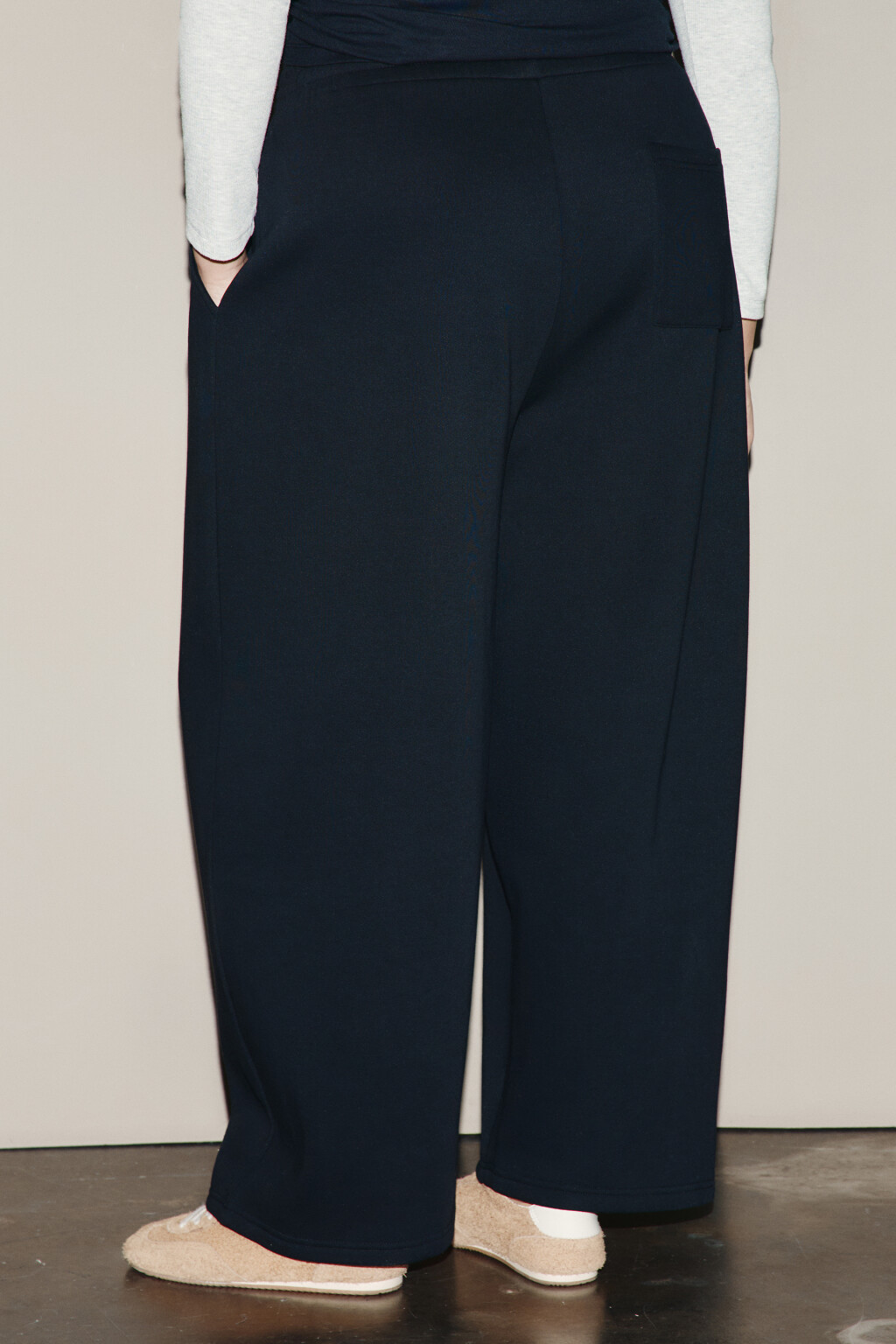 Брюки широкие из футера с защипами - цвет черный - 3