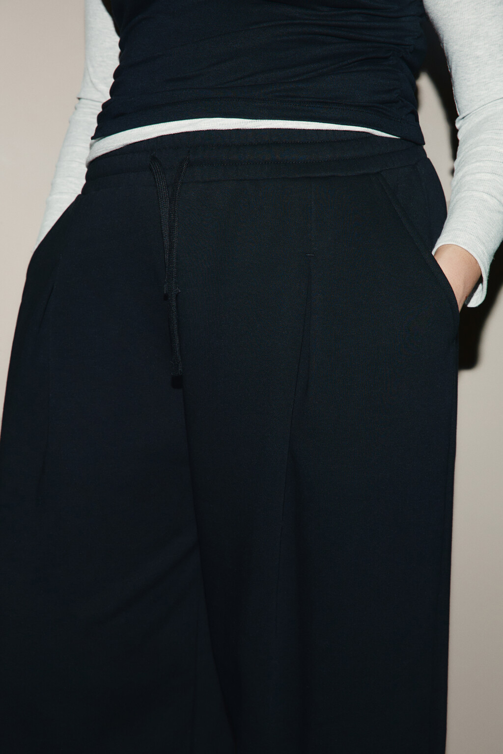 Брюки широкие из футера с защипами - цвет черный - 5