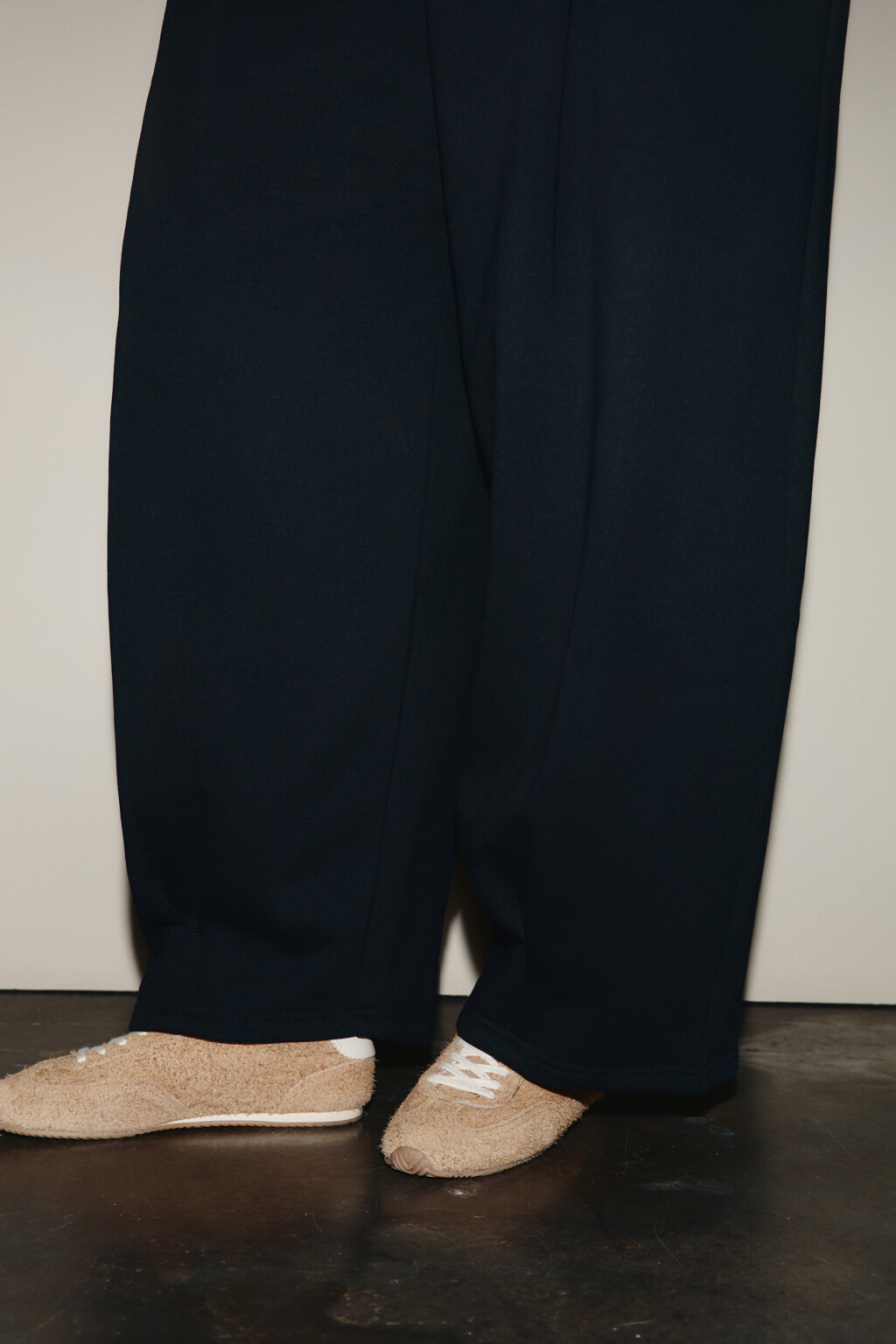 Брюки широкие из футера с защипами - цвет черный - 6