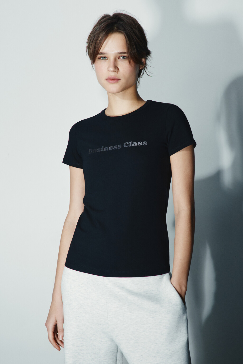 Футболка приталенная с надписью - цвет черный - 2