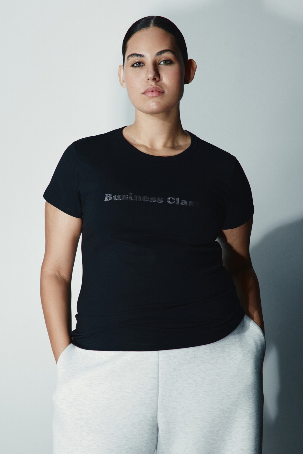 Футболка приталенная с надписью - цвет черный - 2