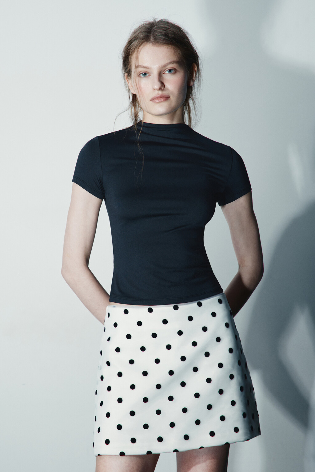 Футболка-топ с воротником стойкой - цвет черный - 2