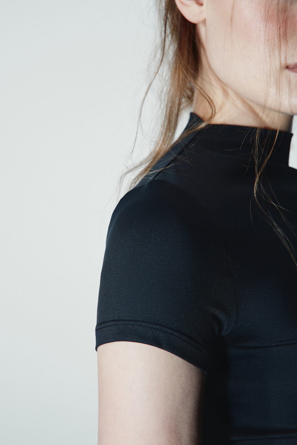 Футболка-топ с воротником стойкой - цвет черный - 6