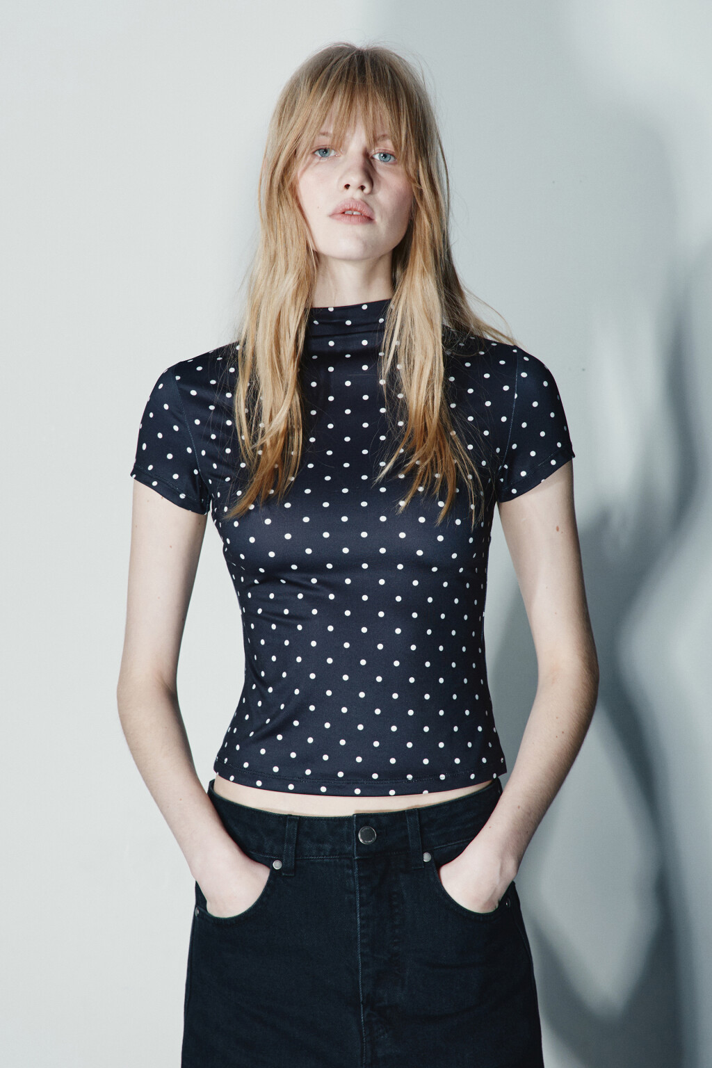 Футболка-топ с воротником стойкой - цвет черный - 2