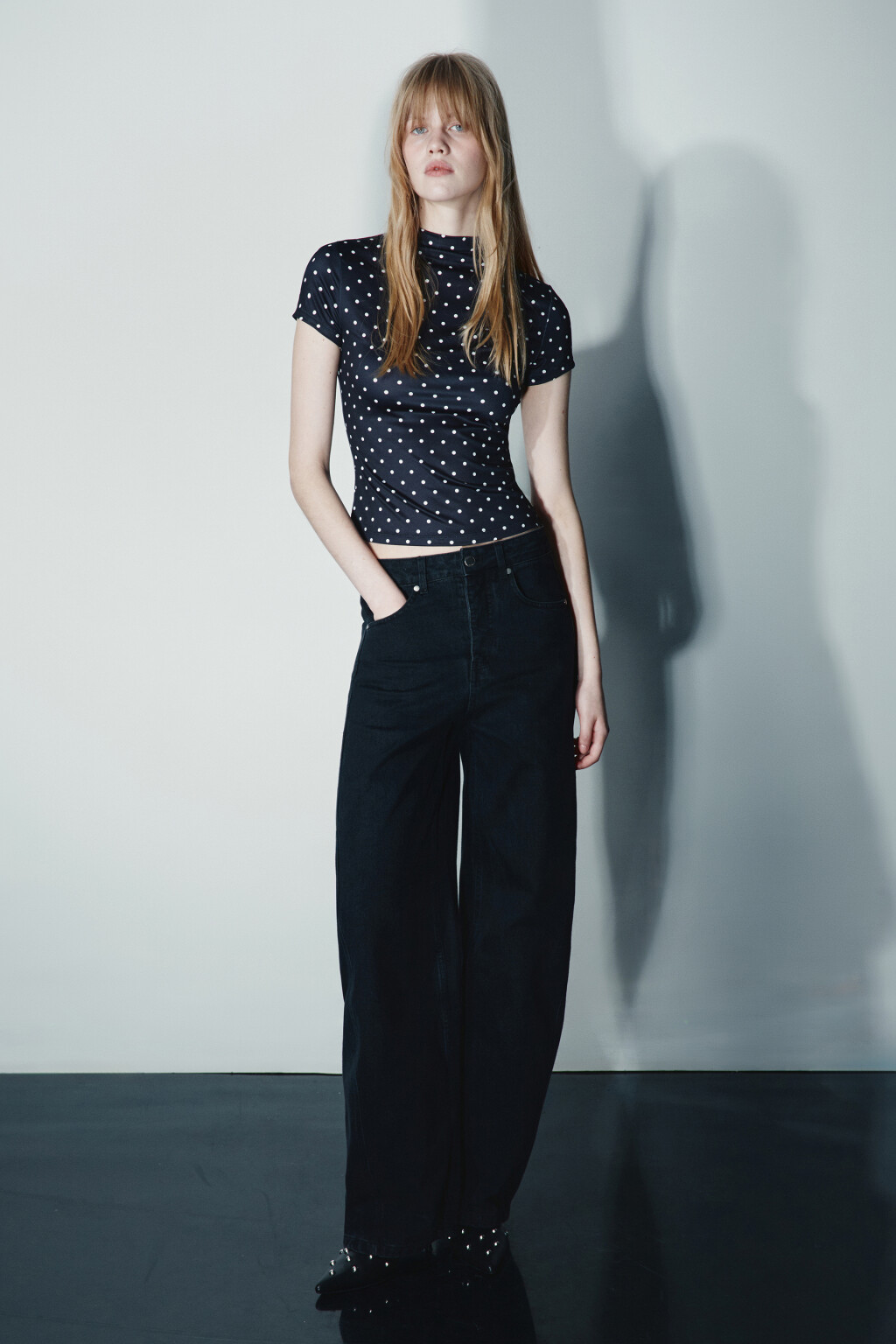 Футболка-топ с воротником стойкой - цвет черный - 4