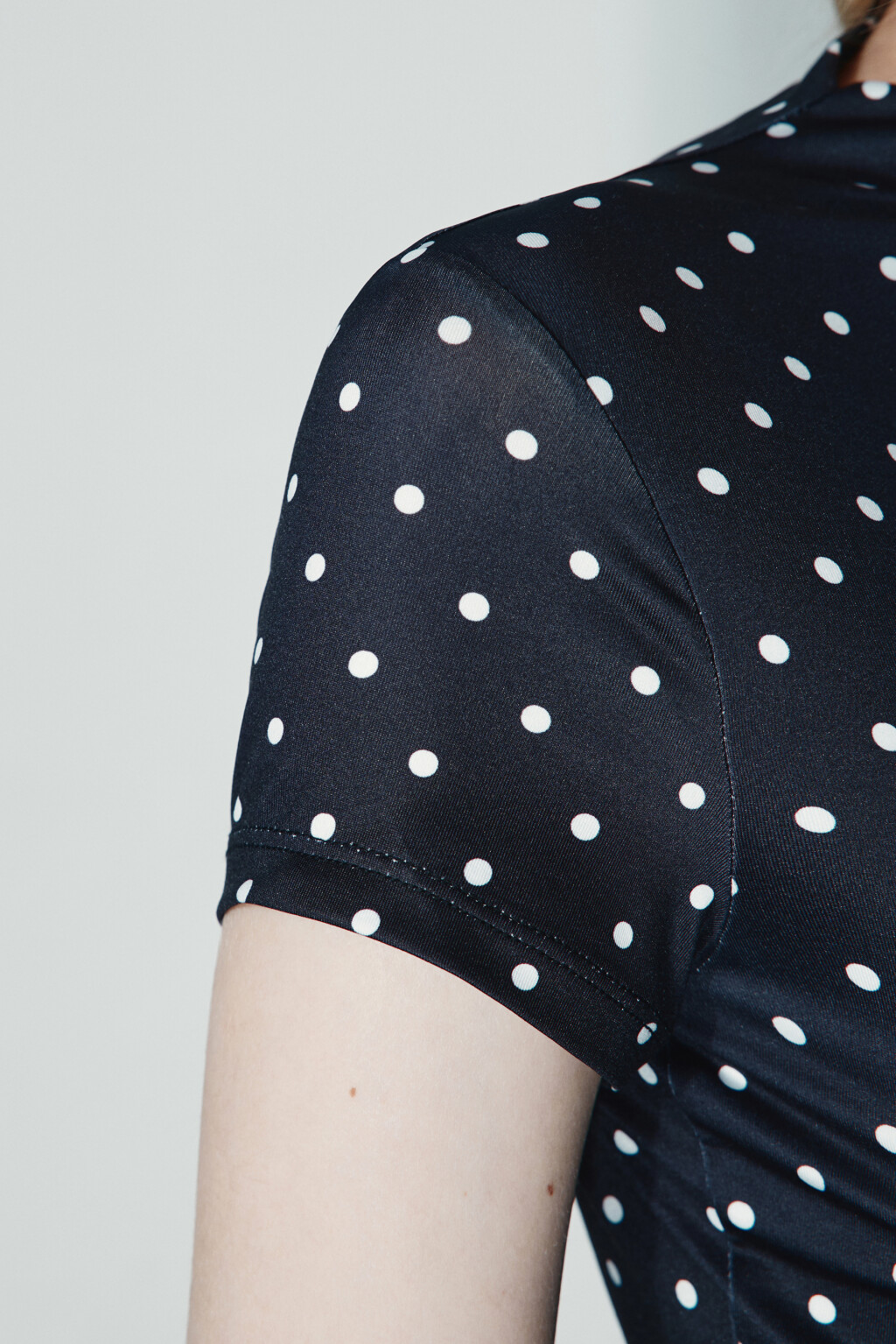 Футболка-топ с воротником стойкой - цвет черный - 6