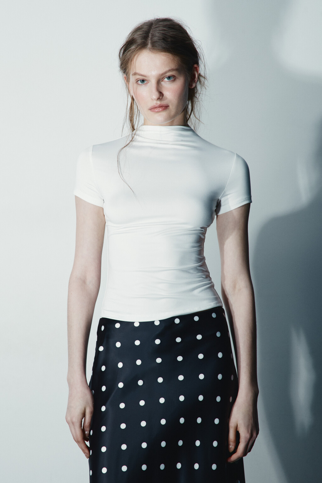 Футболка-топ с воротником стойкой - цвет молочный - 2