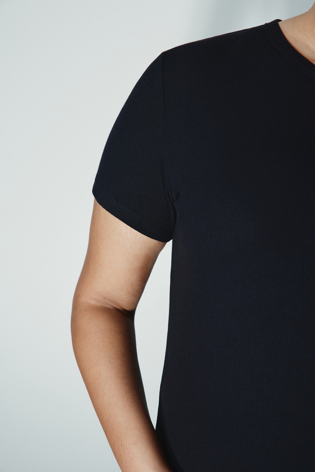 Футболка-топ облегающая - цвет черный - 6