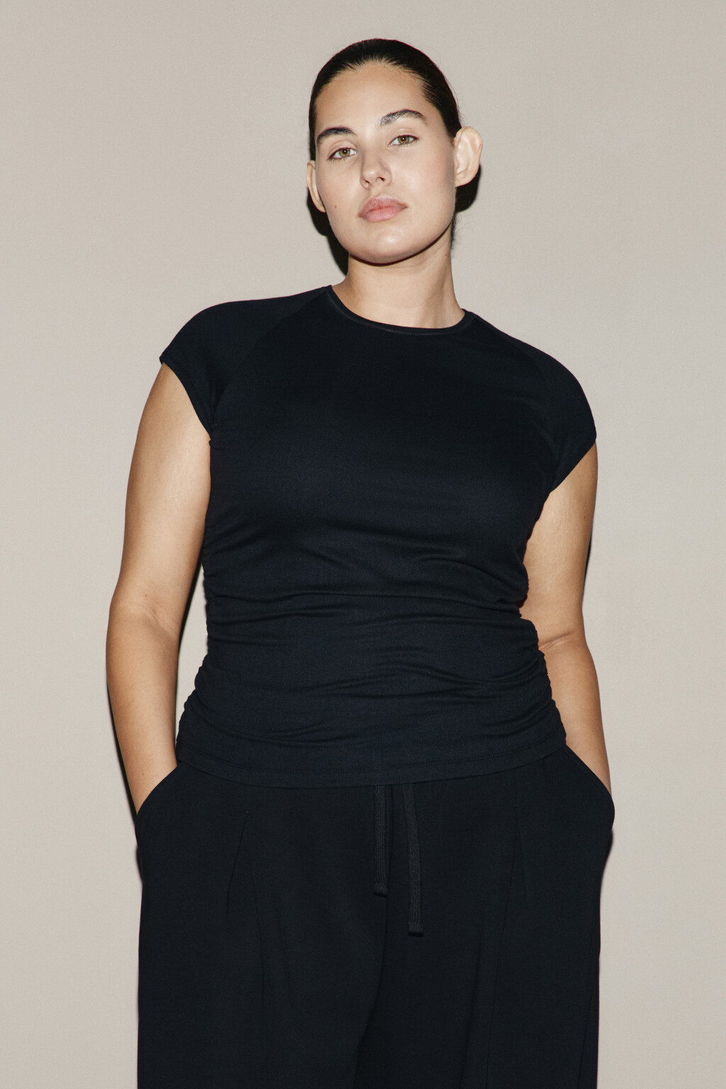 Футболка облегающая из вискозы - цвет черный - 2