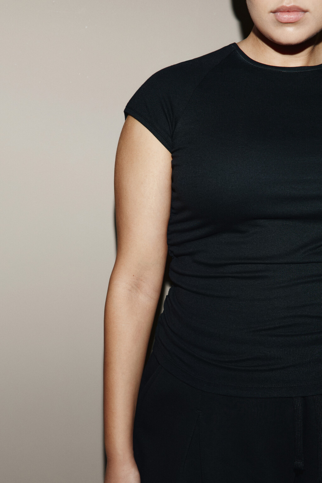 Футболка облегающая из вискозы - цвет черный - 6