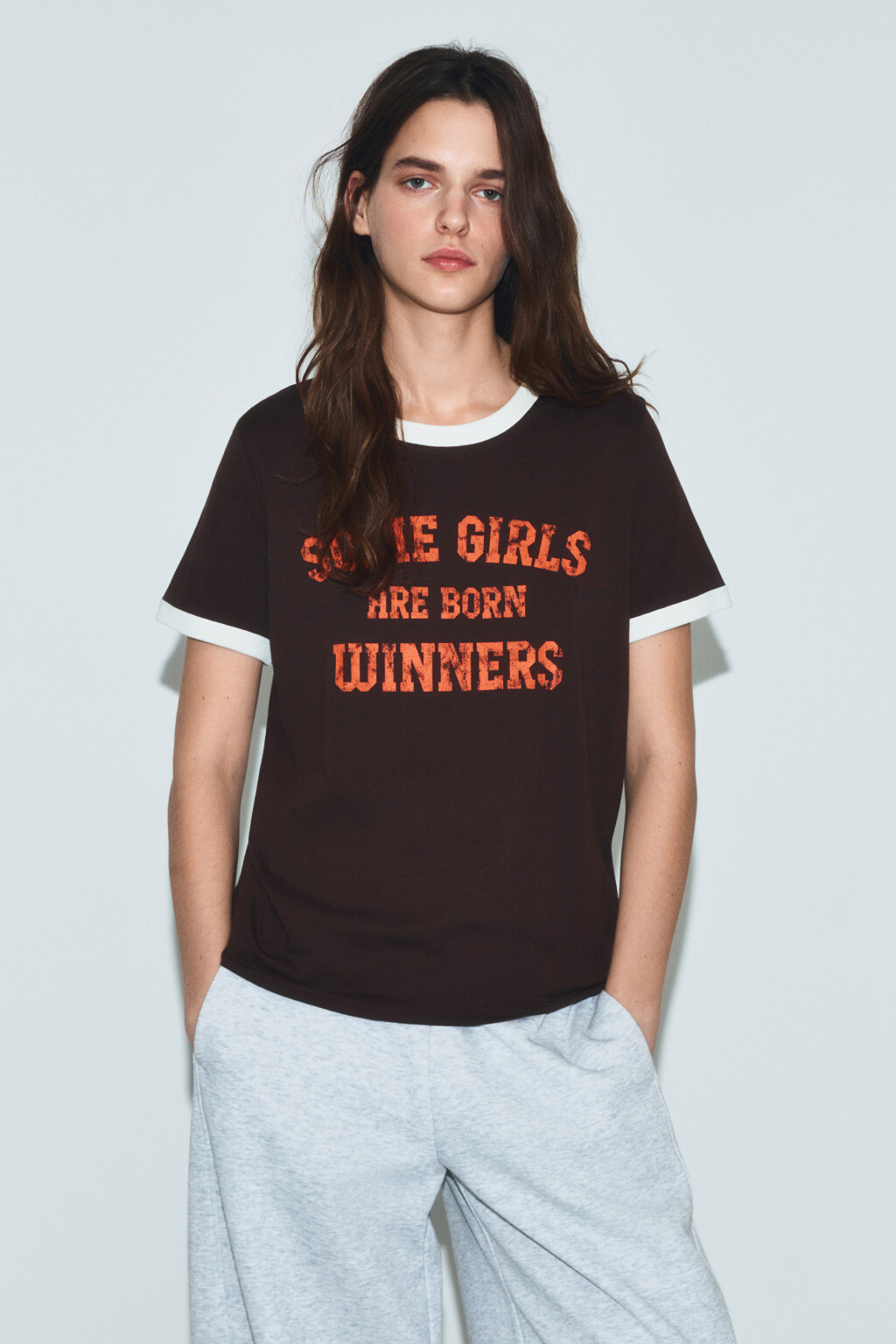 Футболка хлопковая с принтом и контрастным кантом - цвет коричневый - 2