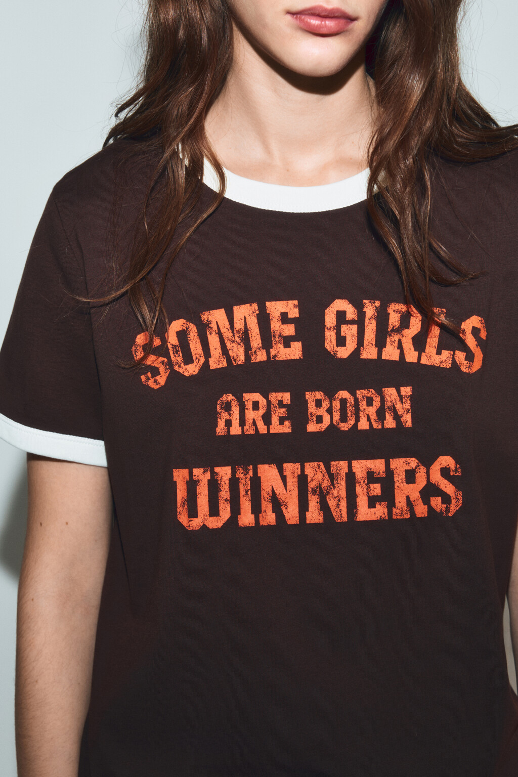 Футболка хлопковая с принтом и контрастным кантом - цвет коричневый - 5