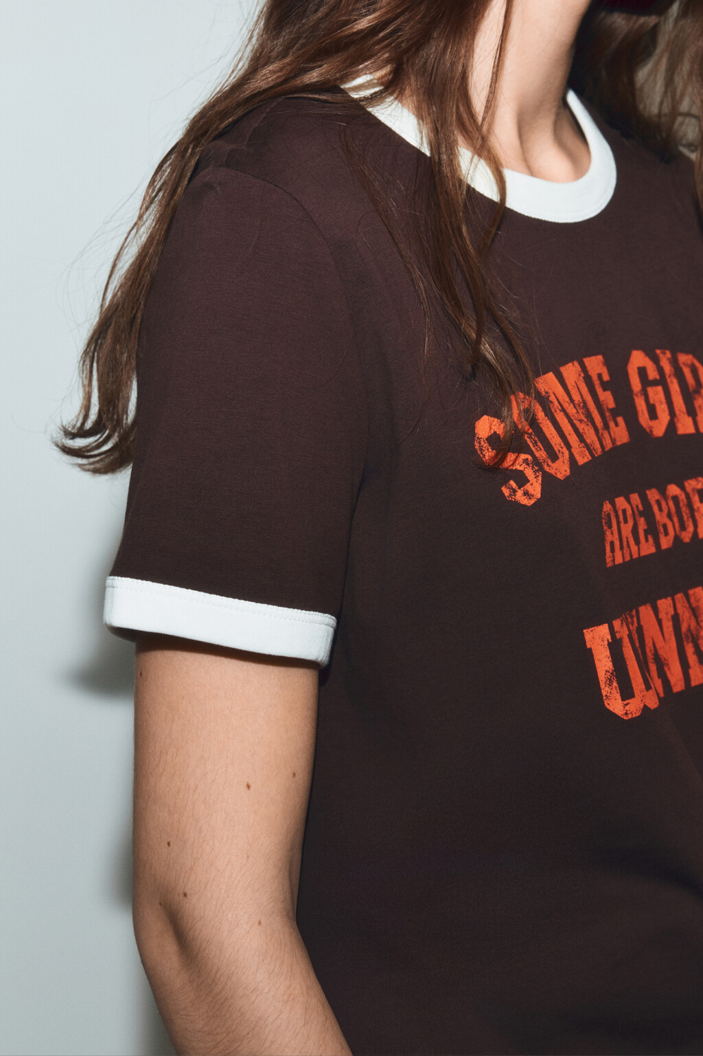 Футболка хлопковая с принтом и контрастным кантом - цвет коричневый - 6