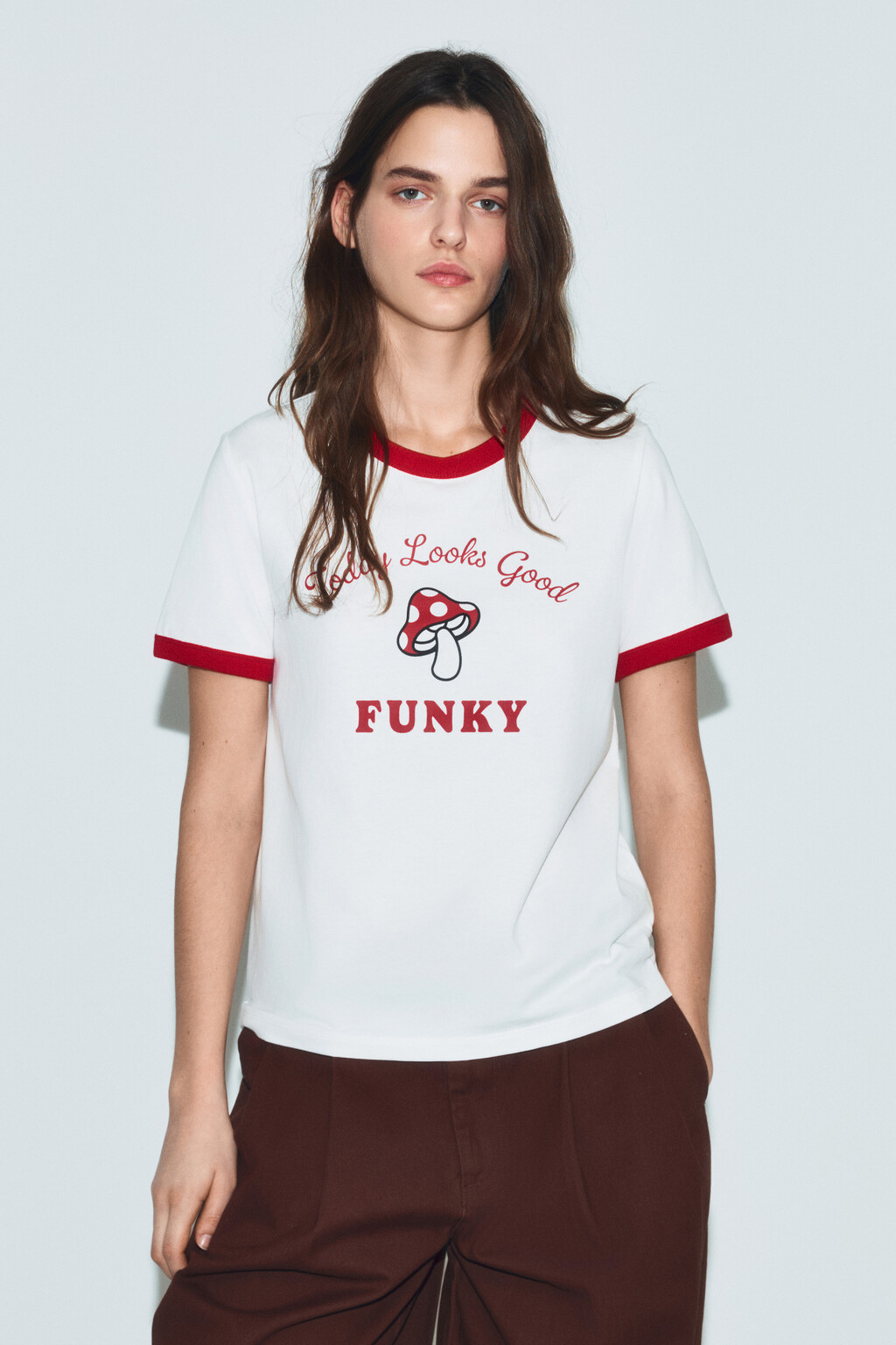 Футболка хлопковая с принтом и контрастным кантом - цвет белый - 2