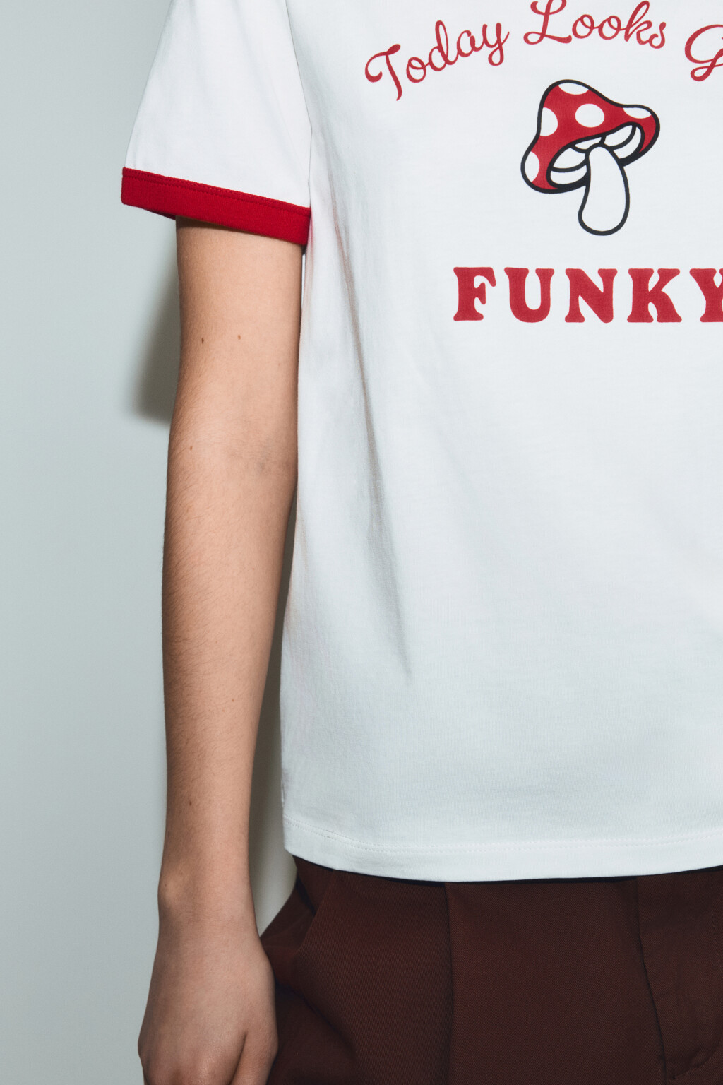 Футболка хлопковая с принтом и контрастным кантом - цвет белый - 6