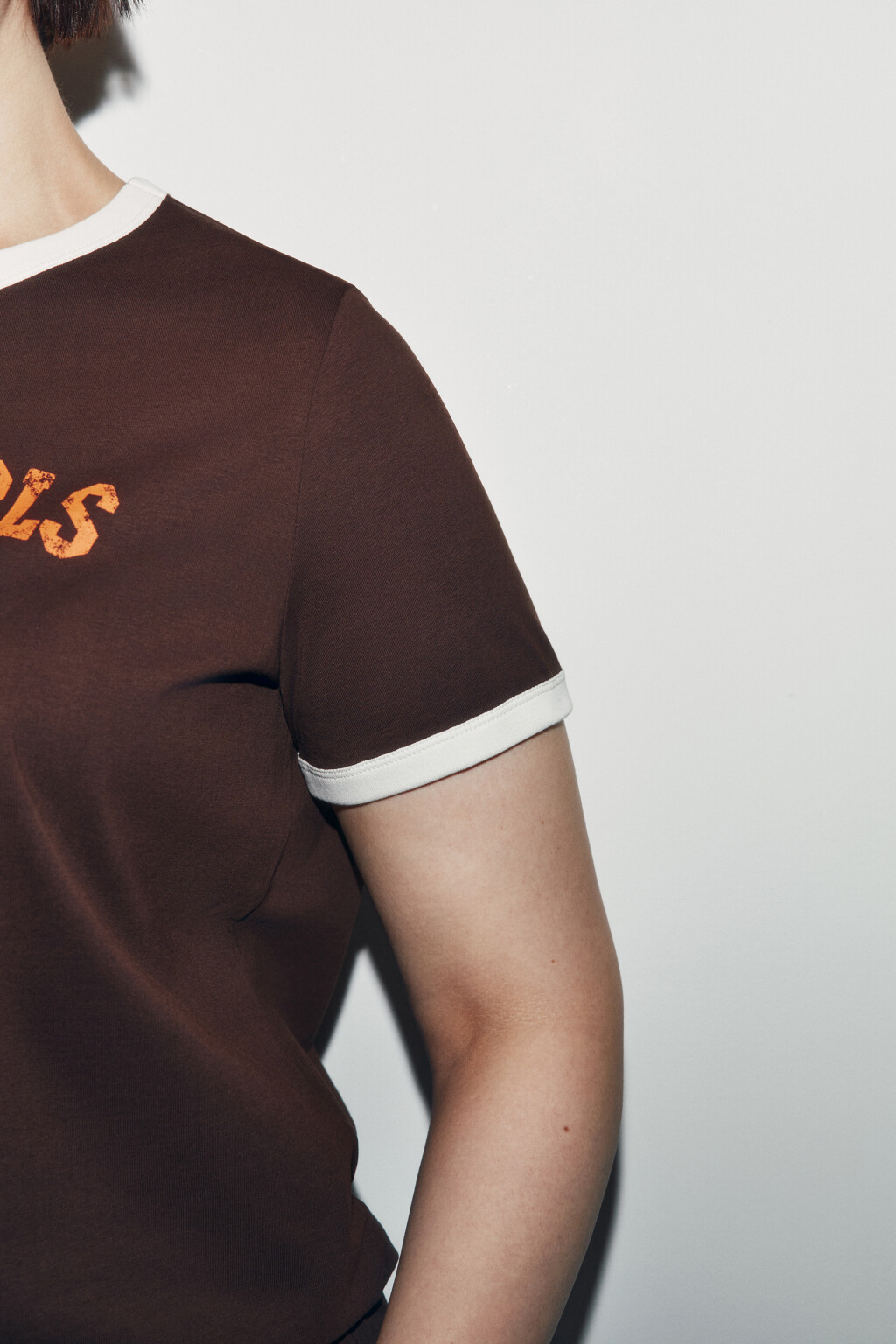 Футболка хлопковая с принтом - цвет коричневый - 6