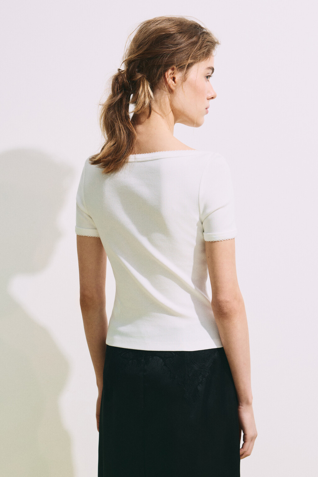 Футболка облегающая с вырезом-лодочкой - цвет белый - 4