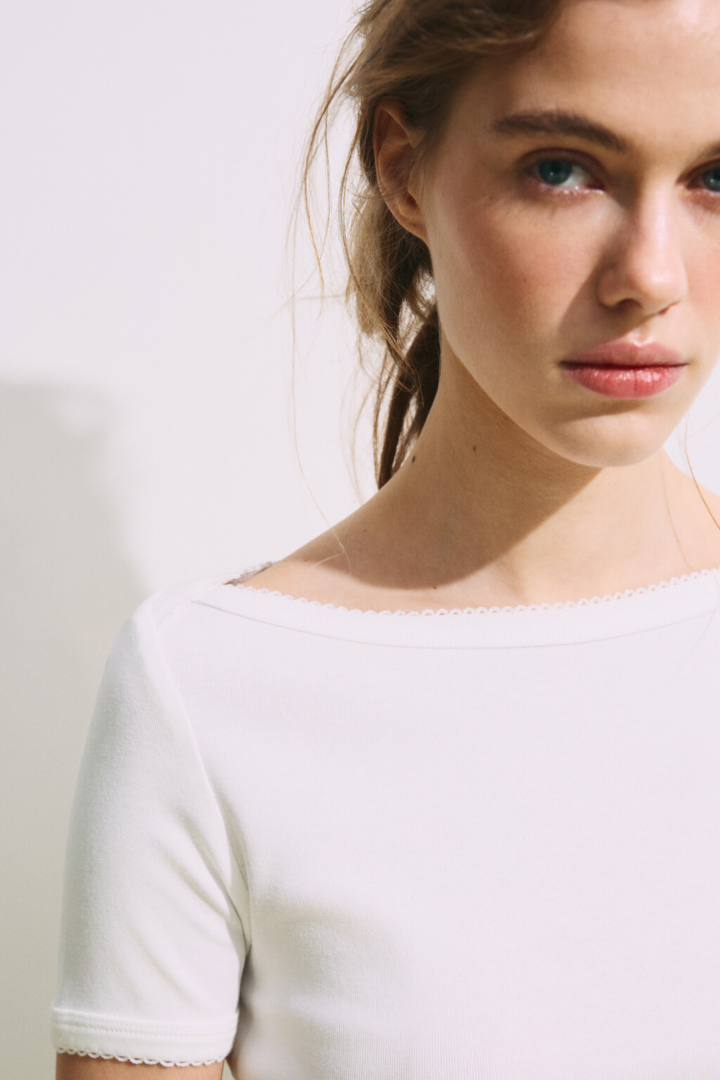 Футболка облегающая с вырезом-лодочкой - цвет белый - 6