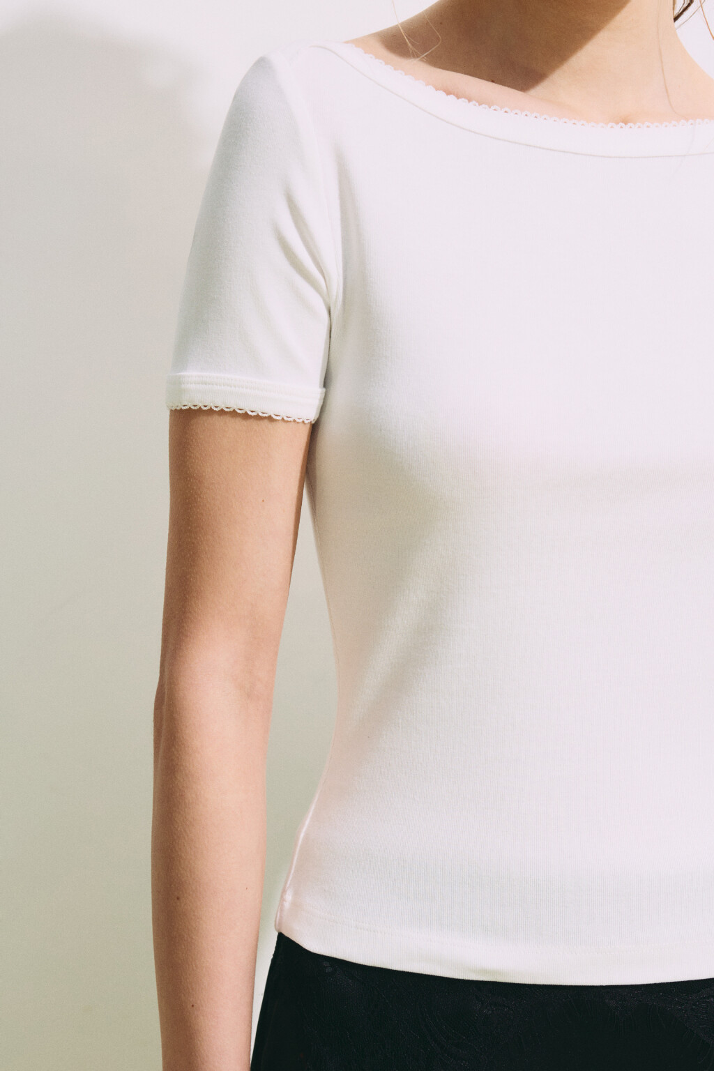 Футболка облегающая с вырезом-лодочкой - цвет белый - 7