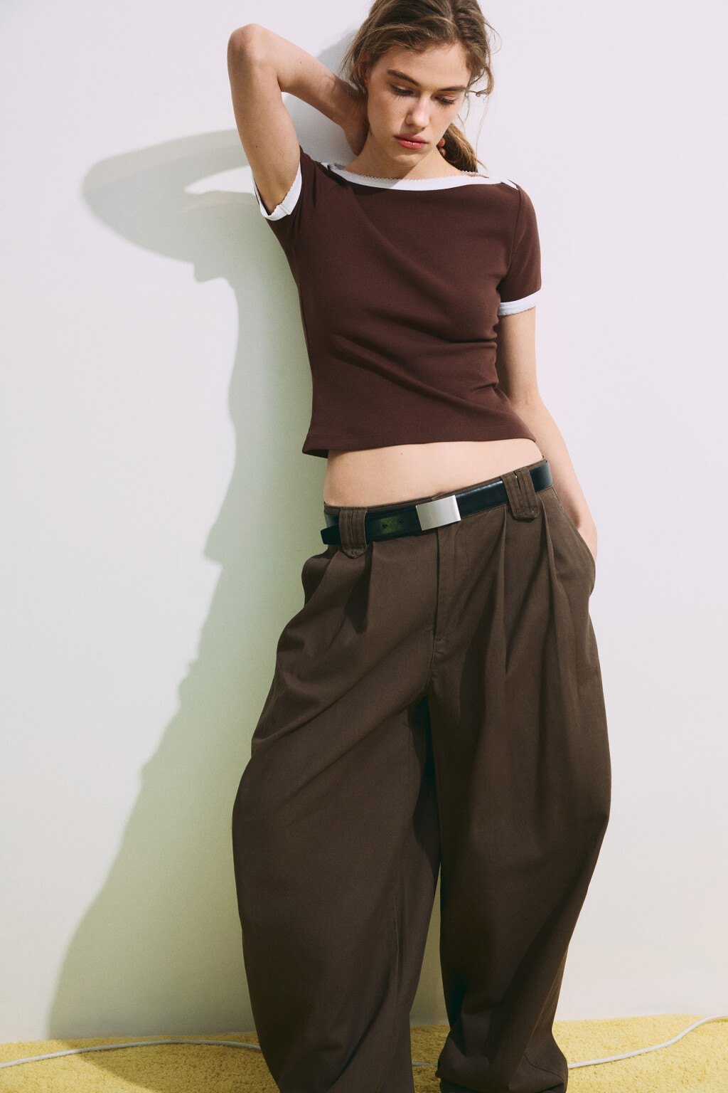 Футболка облегающая с вырезом-лодочкой - цвет коричневый - 1