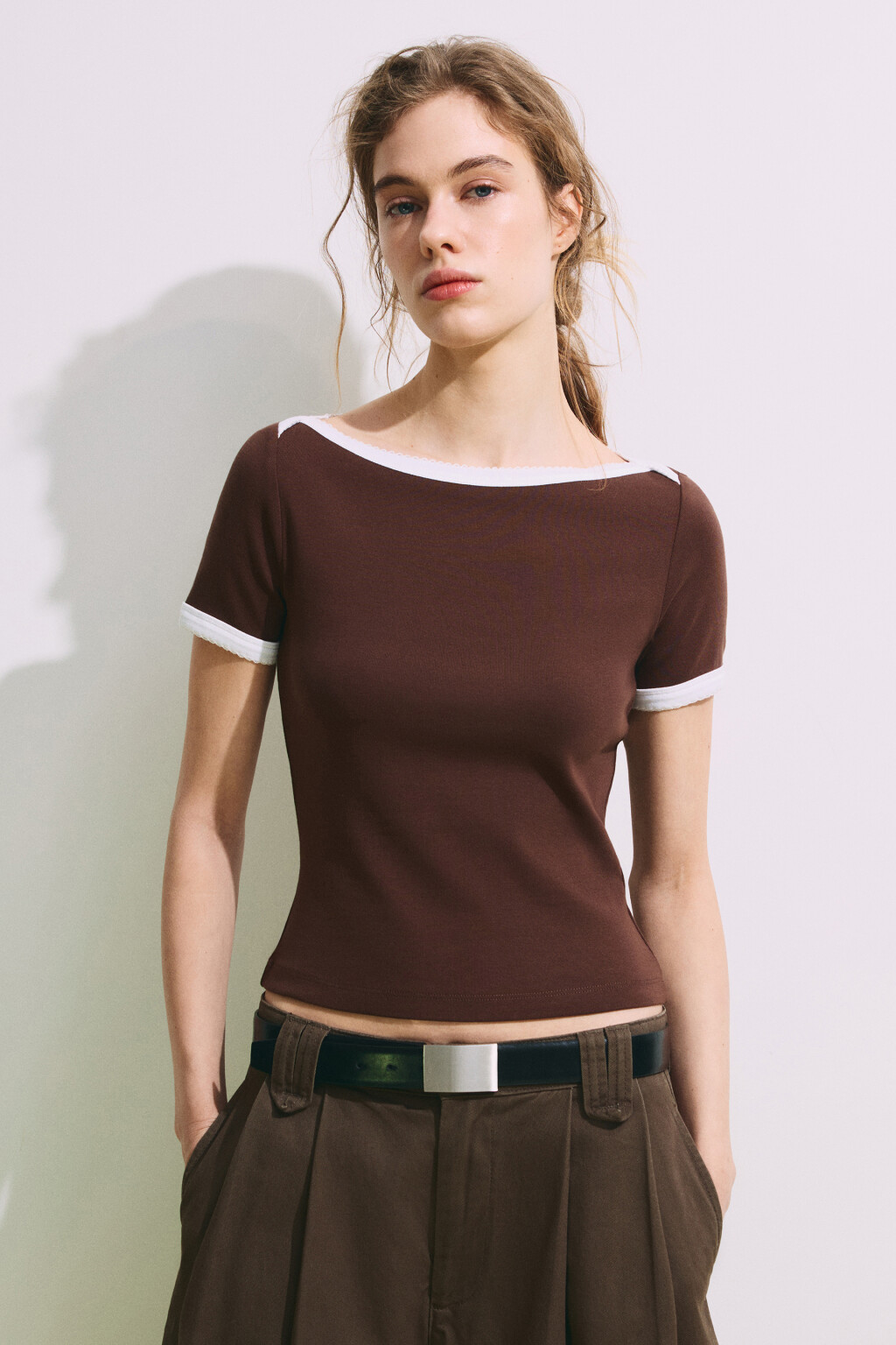 Футболка облегающая с вырезом-лодочкой - цвет коричневый - 2