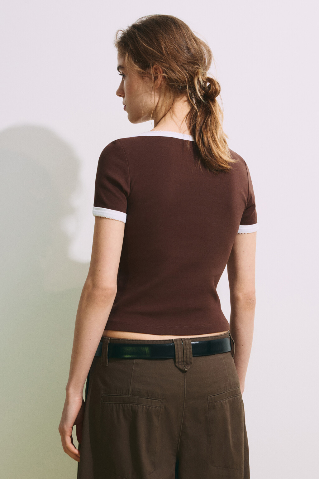 Футболка облегающая с вырезом-лодочкой - цвет коричневый - 3