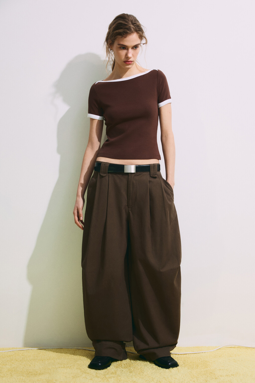 Футболка облегающая с вырезом-лодочкой - цвет коричневый - 4