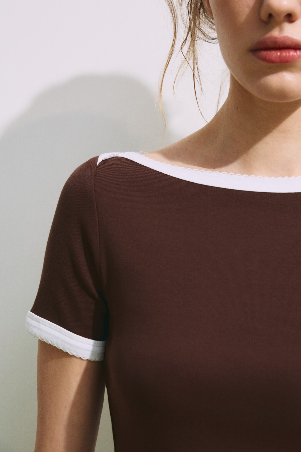 Футболка облегающая с вырезом-лодочкой - цвет коричневый - 5
