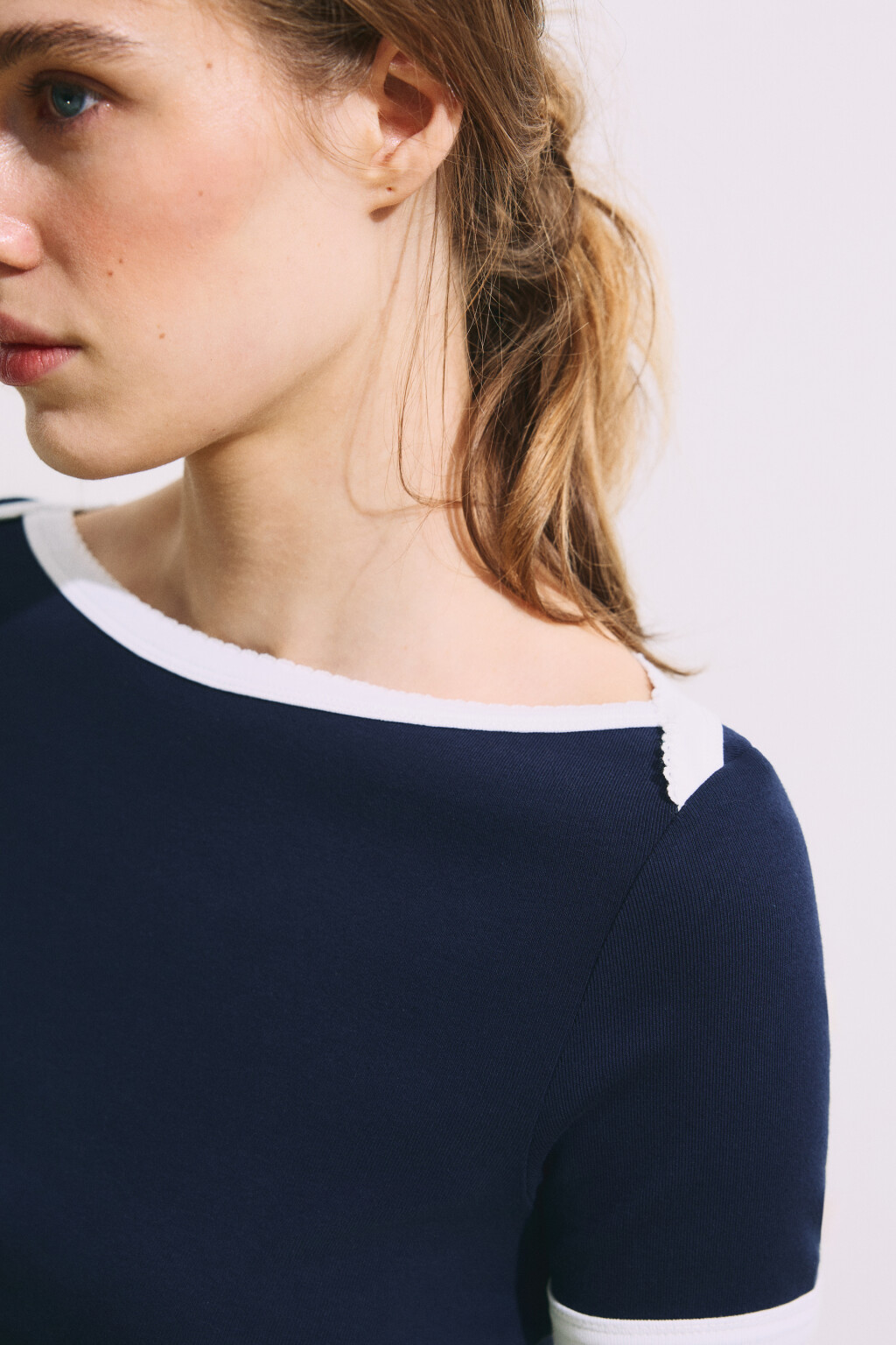 Футболка облегающая с вырезом-лодочкой - цвет синий - 5