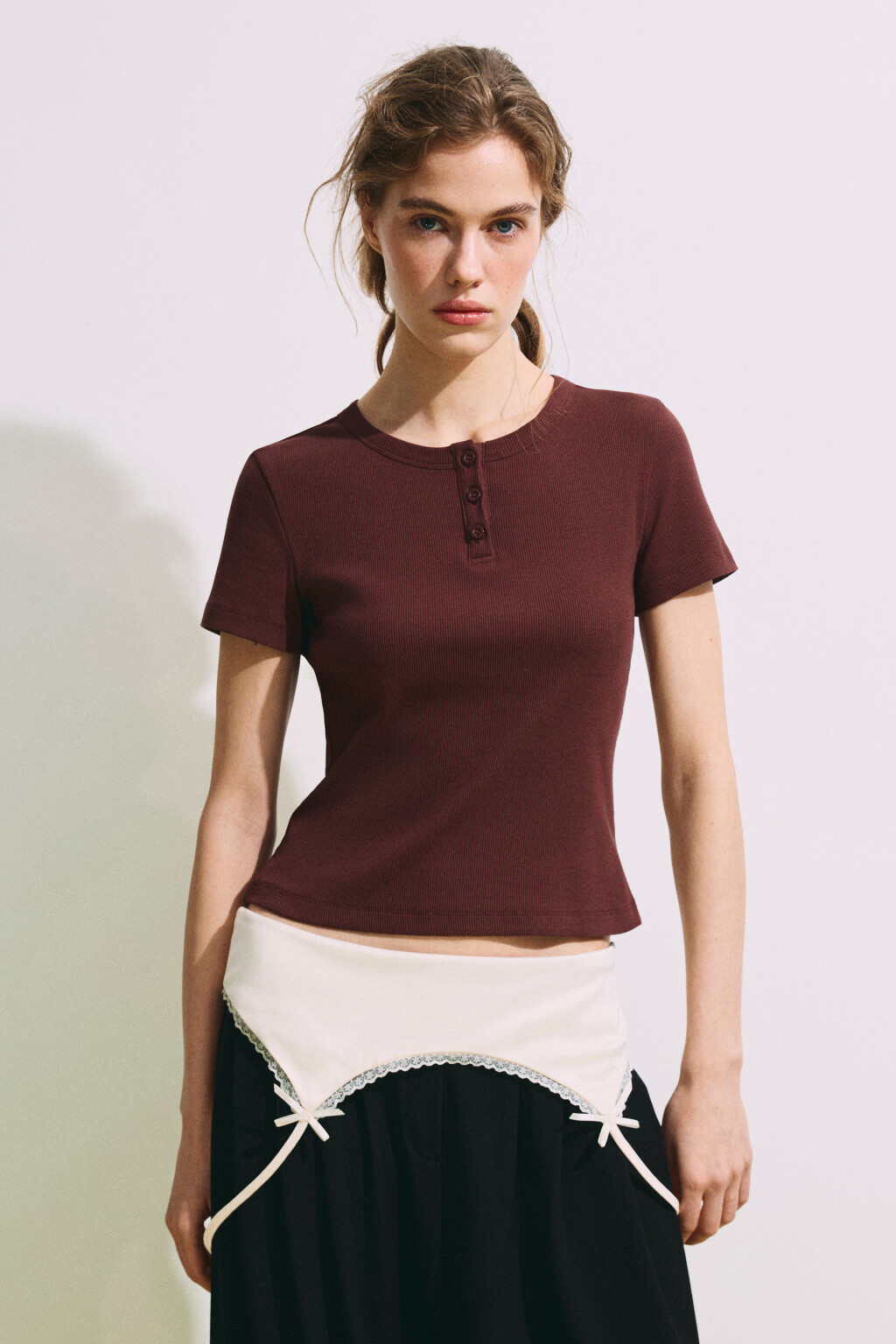 Футболка облегающая в рубчик с планкой - цвет коричневый - 2