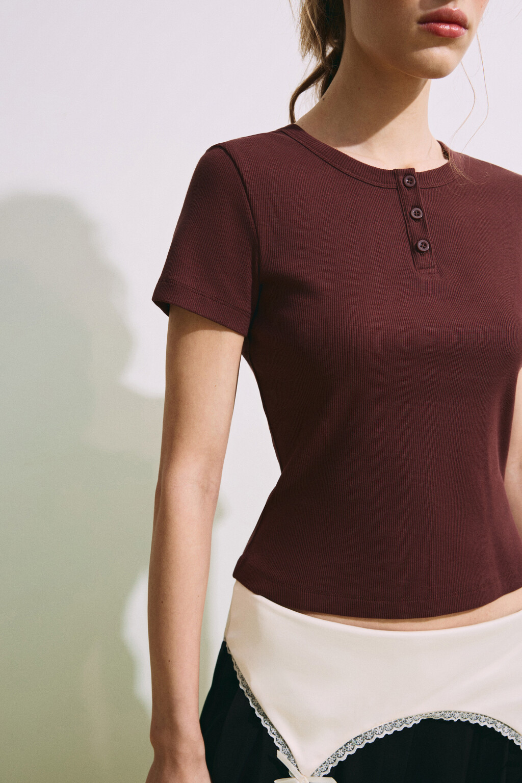 Футболка облегающая в рубчик с планкой - цвет коричневый - 6