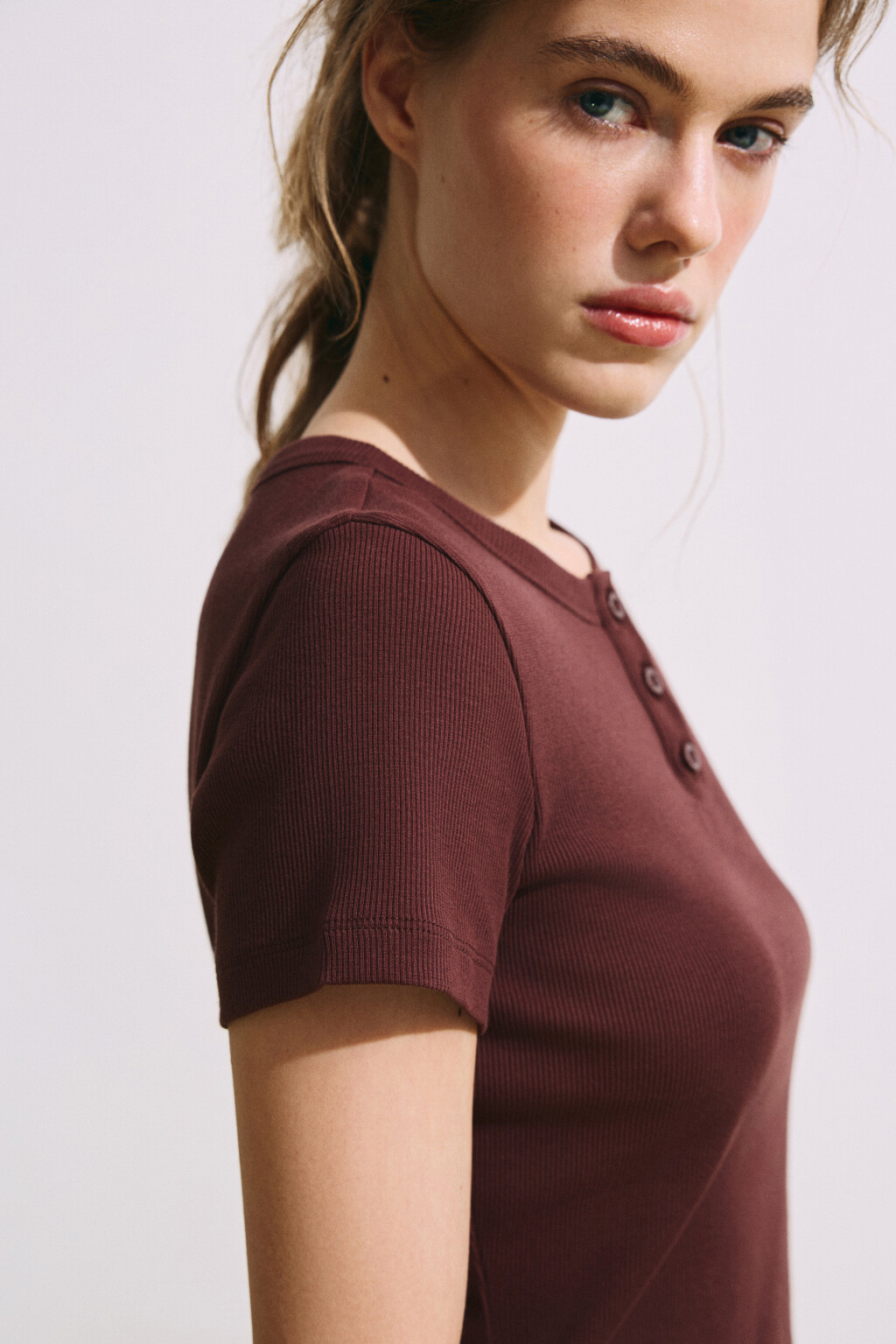 Футболка облегающая в рубчик с планкой - цвет коричневый - 7