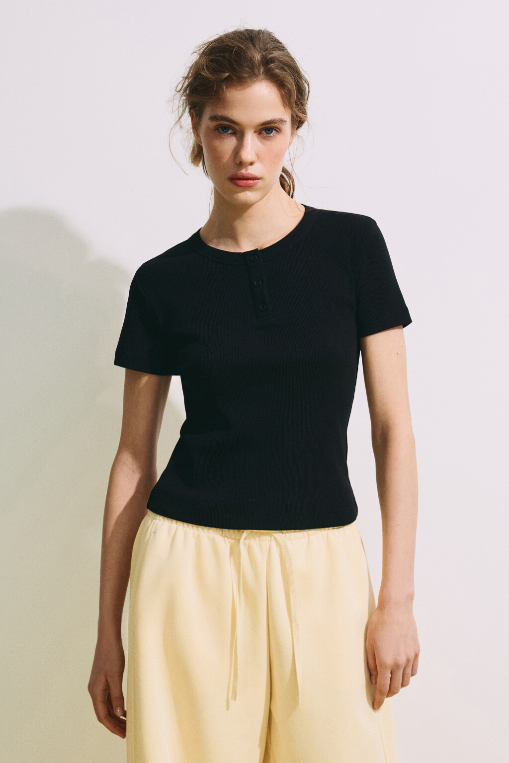 Футболка облегающая в рубчик с планкой - цвет черный - 4