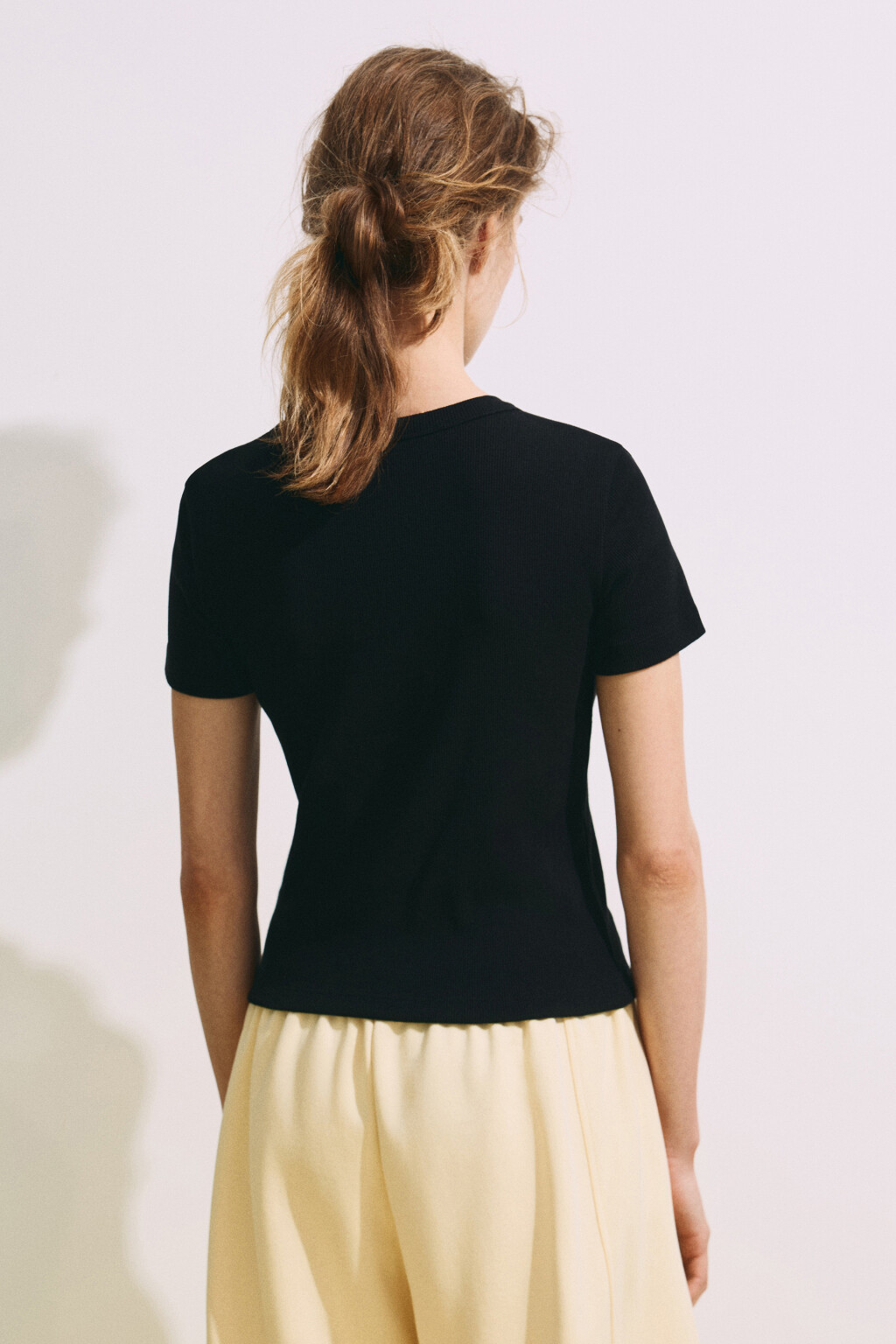 Футболка облегающая в рубчик с планкой - цвет черный - 5