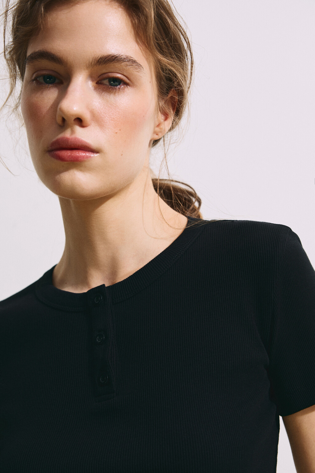 Футболка облегающая в рубчик с планкой - цвет черный - 7