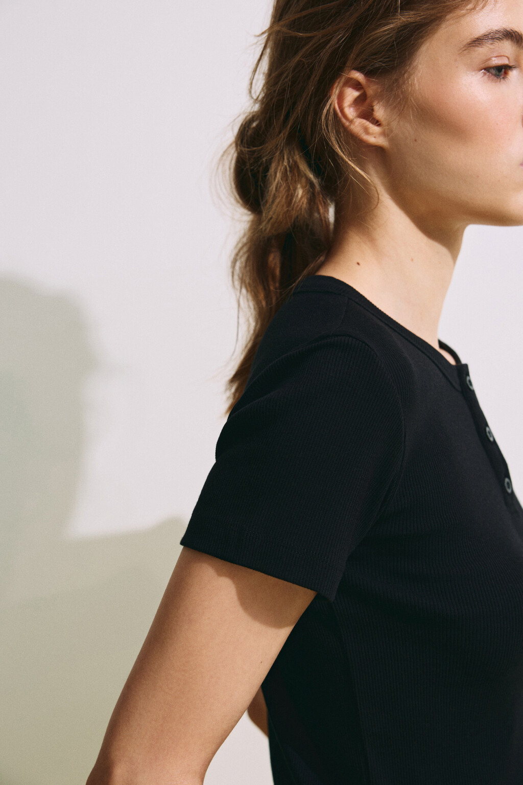 Футболка облегающая в рубчик с планкой - цвет черный - 8