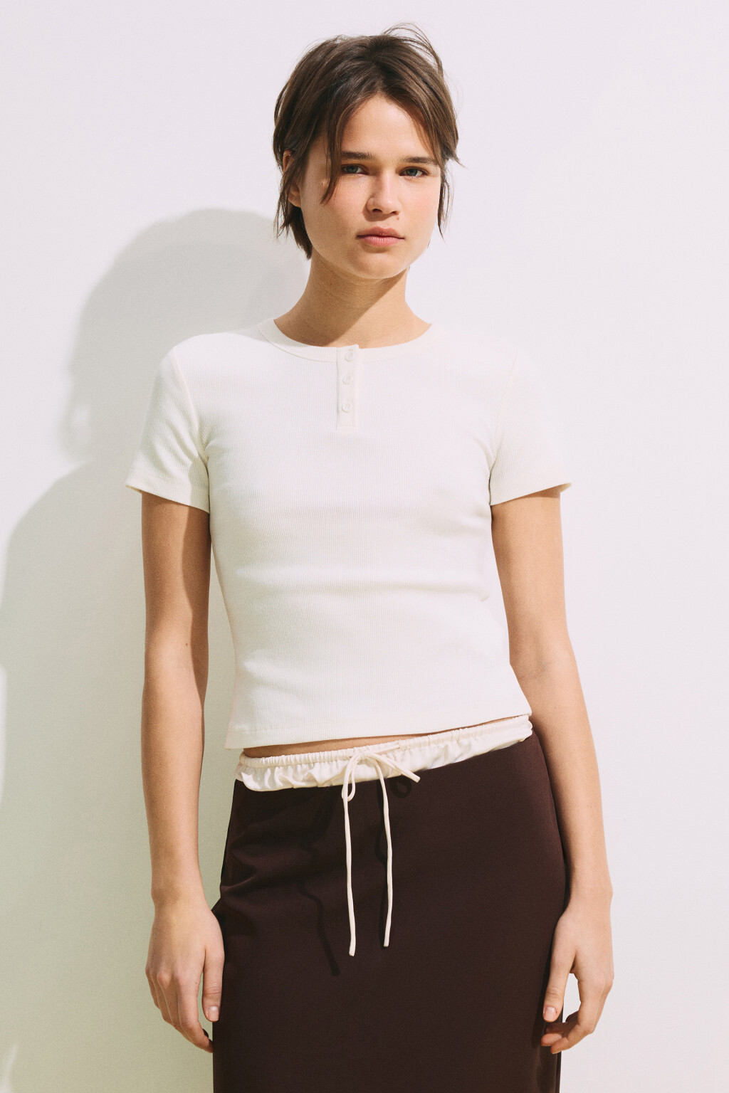 Футболка облегающая в рубчик с планкой - цвет молочный - 2