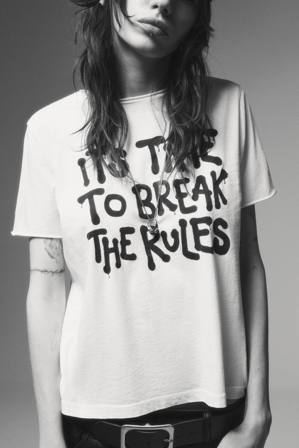 Футболка с вареным эффектом и надписью - цвет белый - 2