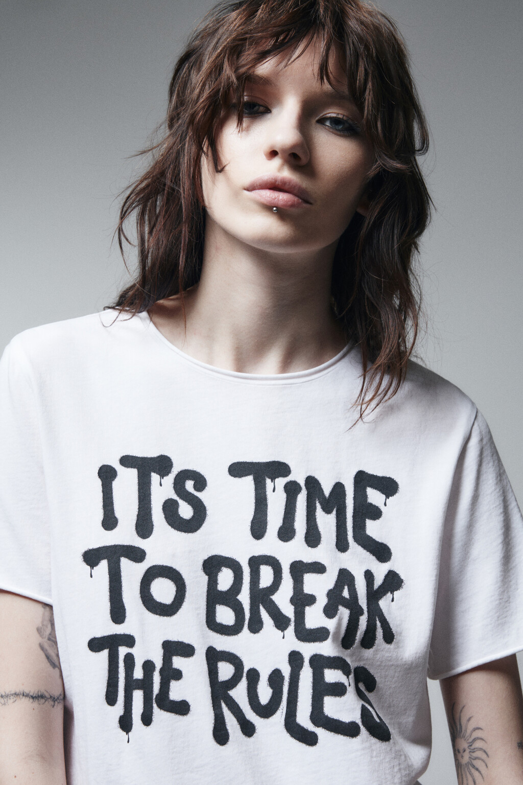 Футболка с вареным эффектом и надписью - цвет белый - 6