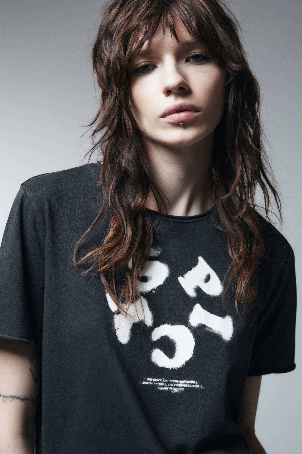 Футболка с вареным эффектом и надписью - цвет черный - 6